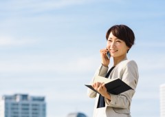 スーツ 女性 単独 背景有り (1) スーツ 女性 単独 背景有り (1)