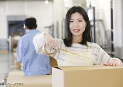 梱包　女性　段ボール (6)