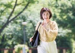 私服 女性 単独 背景有り (17) 私服 女性 単独 背景有り (17)