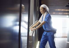 ビル清掃 女性 (2) ビル清掃 女性 (2)