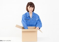 梱包　女性　段ボール (1)