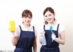 清掃作業 若い女性2人 清掃作業 若い女性2人